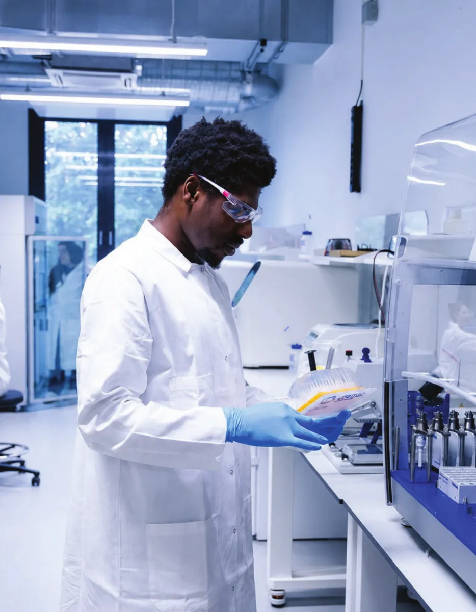 Scientist working in the BioSpace shared laboratory at tecHHub Hamburg